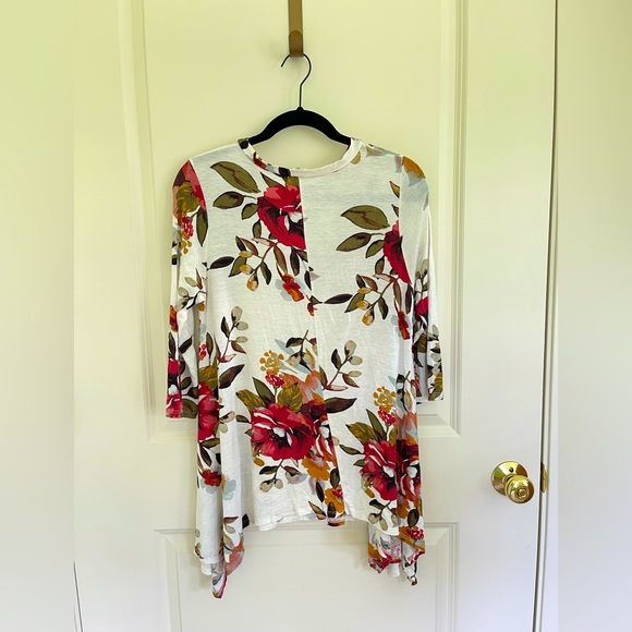JODIFL Floral Blouse, 3/4 Length Sleeves, Small (runs large) - Picture 3 of 3